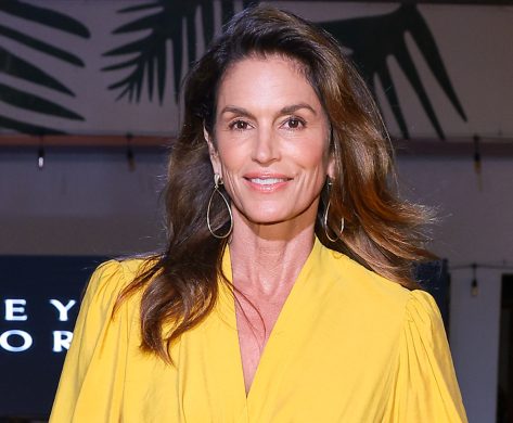 Cindy Crawford In Workout Gear is "Warming Up For the Weekend"