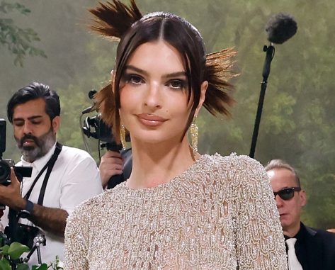 7 Secrets Behind Emily Ratajkowski's Stunning Beach Body in New Photos