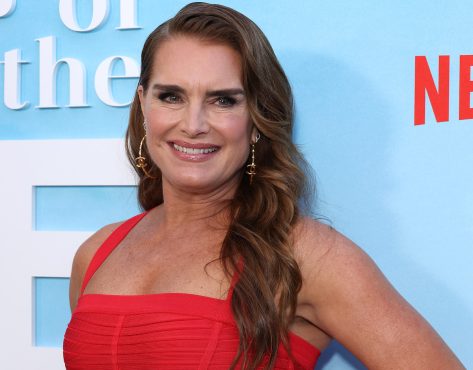 Brooke Shields in Beachy Gear Enjoys "Wonderful Experience"