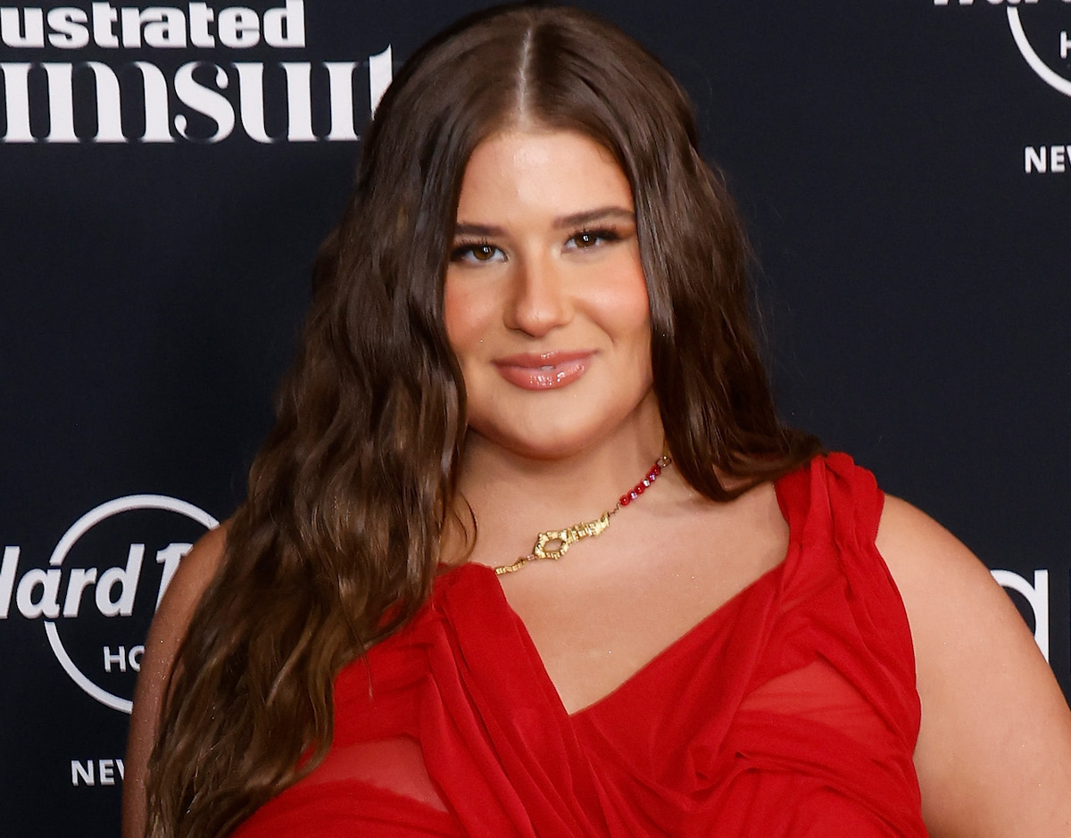 Remi Bader in Workout Gear Says “Thank You” Exercising