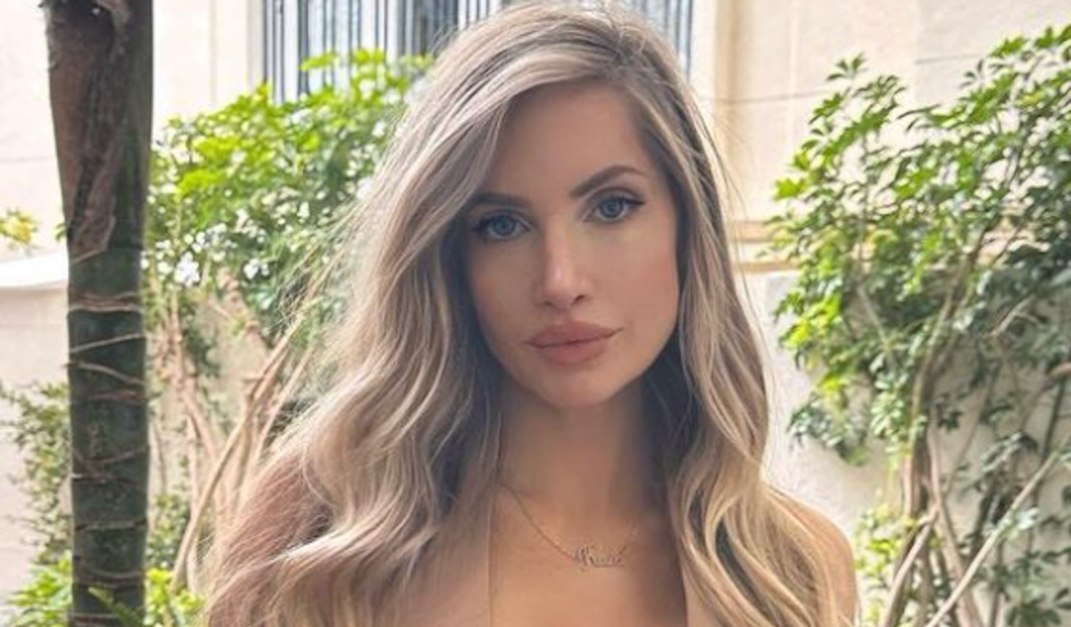 Amanda Elise Lee in Two-Piece Workout Gear Shares Abs Workout