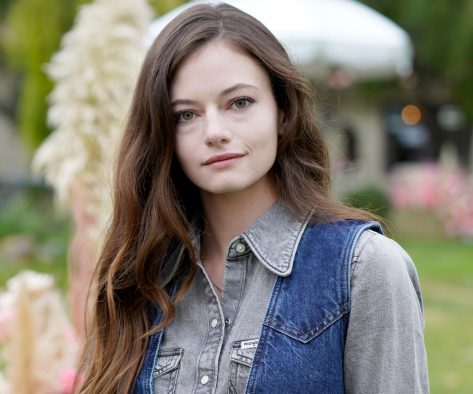 Mackenzie Foy in Workout Gear Says Hi From Skull Canyon