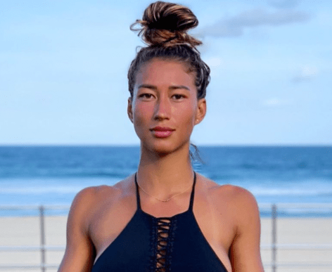 Karina Elle in Two-Piece Workout Gear Does "Feel-Good Flowga"