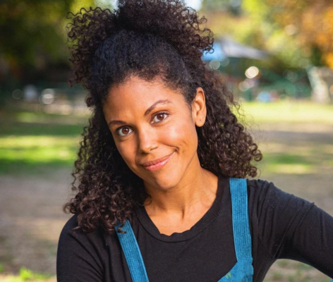 Karla Mosley in Workout Gear Says “Tree Me” During Hike