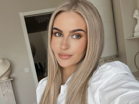 Anna Nystrom in Two-Piece Workout Gear is Looking "Strong"