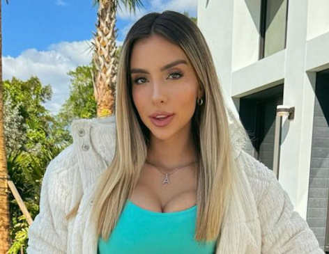 Bruna Lima in Two-Piece Workout Gear is "Working Out Effectively"