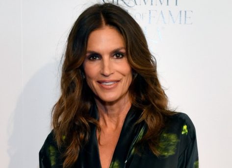 Cindy Crawford In Workout Gear Shares "Olympics Training Season Inspo"