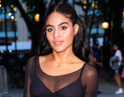 Jessie Reyez in Two-Piece Workout Gear Does "Hot Yoga"