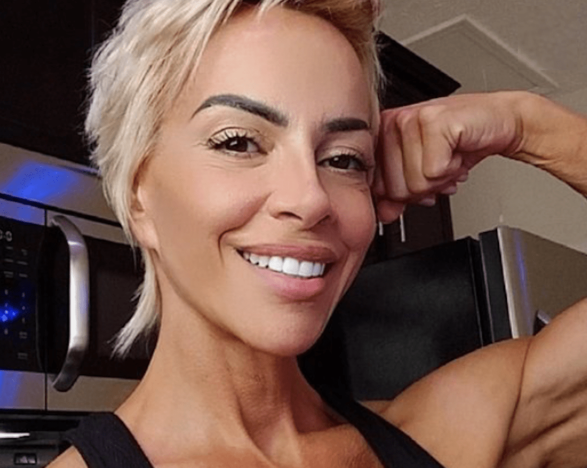 Influencer Ava Cowan in Two-Piece Workout Gear Says “Go Lift!”