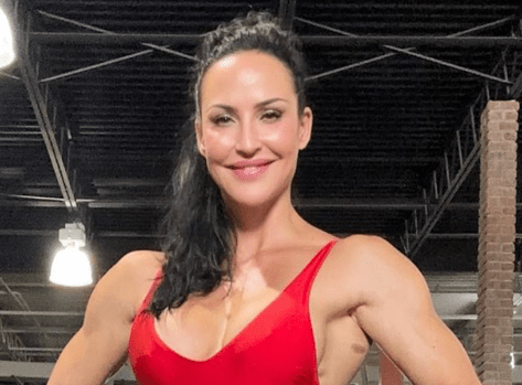 Bodybuilder Erin Stern in Two-Piece Workout Gear Shares "Abs Exercises"