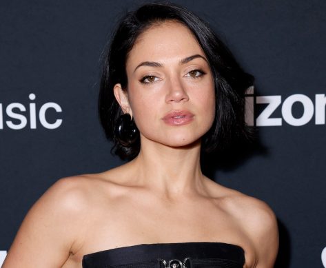 Inanna Sarkis in Two-Piece Workout Gear Shares a Special Selfie