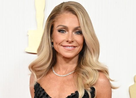 Kelly Ripa Just Shared Revealing "Sunset With Sexy" Photo With Mark Consuelos