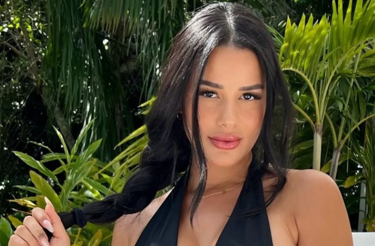 Katya Elise Henry in Two-Piece Workout Gear Shares New Selfies