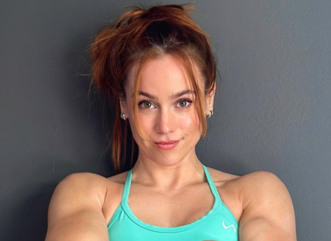 Influencer Lauren Findley in Two-Piece Workout Gear Says "The Goal is Strong + Functional!!!"