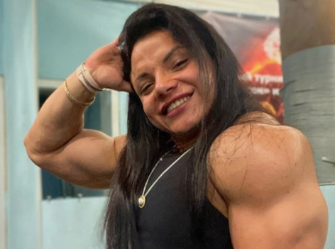 Bodybuilder Anastasia Leonova in Two-Piece Workout Gear Says “Have a Nice Weekend”