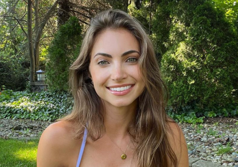 Influencer Anna Louise in Two-Piece Workout Gear Says "the Blue Sky is Always There"