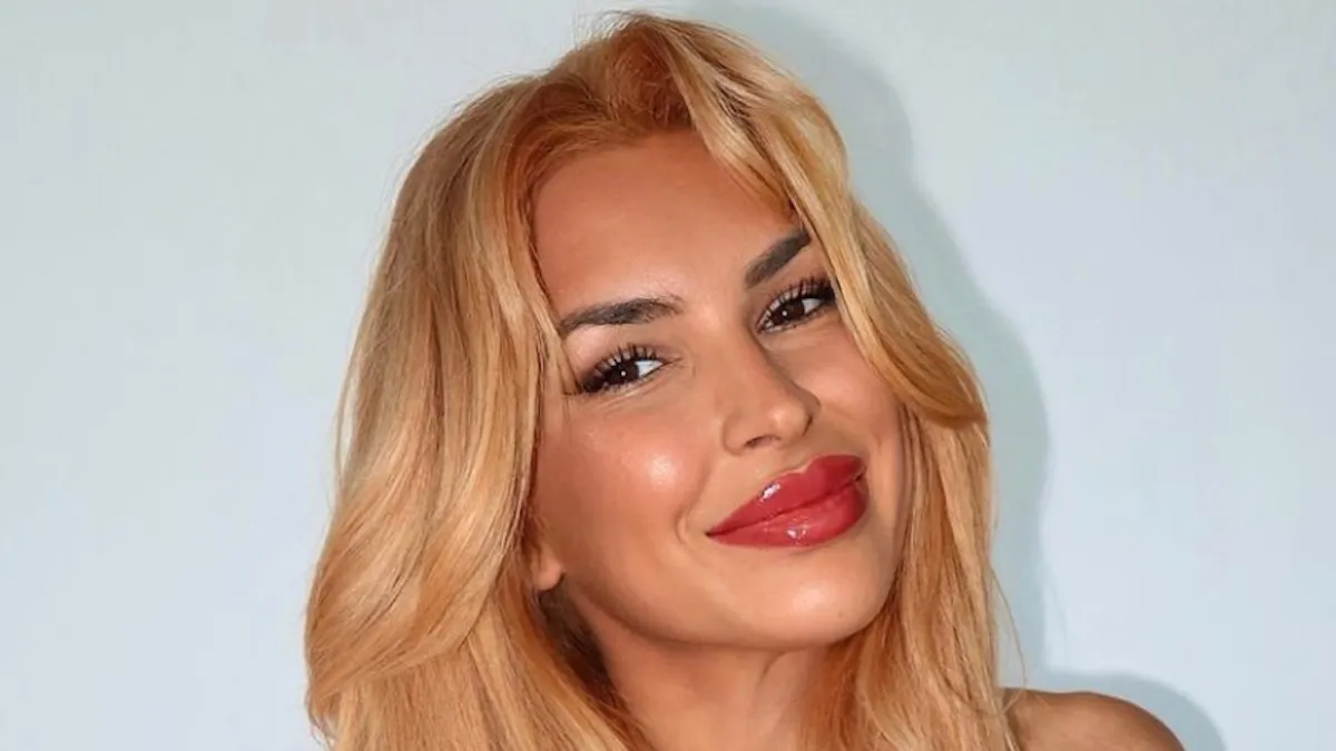 Influencer Elisabeth Rioux in Two-Piece Workout Gear Shows Off New Line