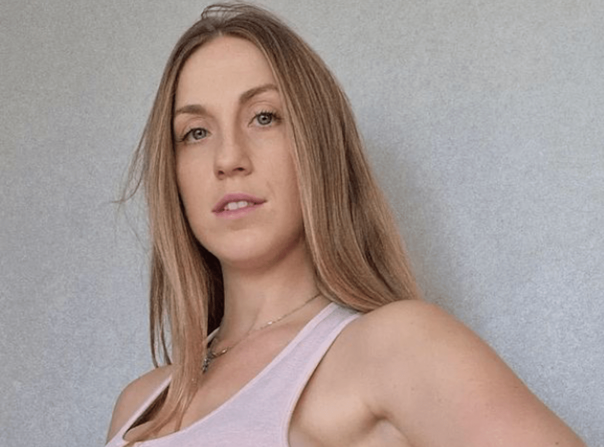 Influencer Holly Dolke in Two-Piece Workout Gear Shares “The Best Form of Exercise”