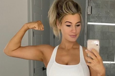 Influencer Anna Victoria in Two-Piece Workout Gear Says "Fight For It"