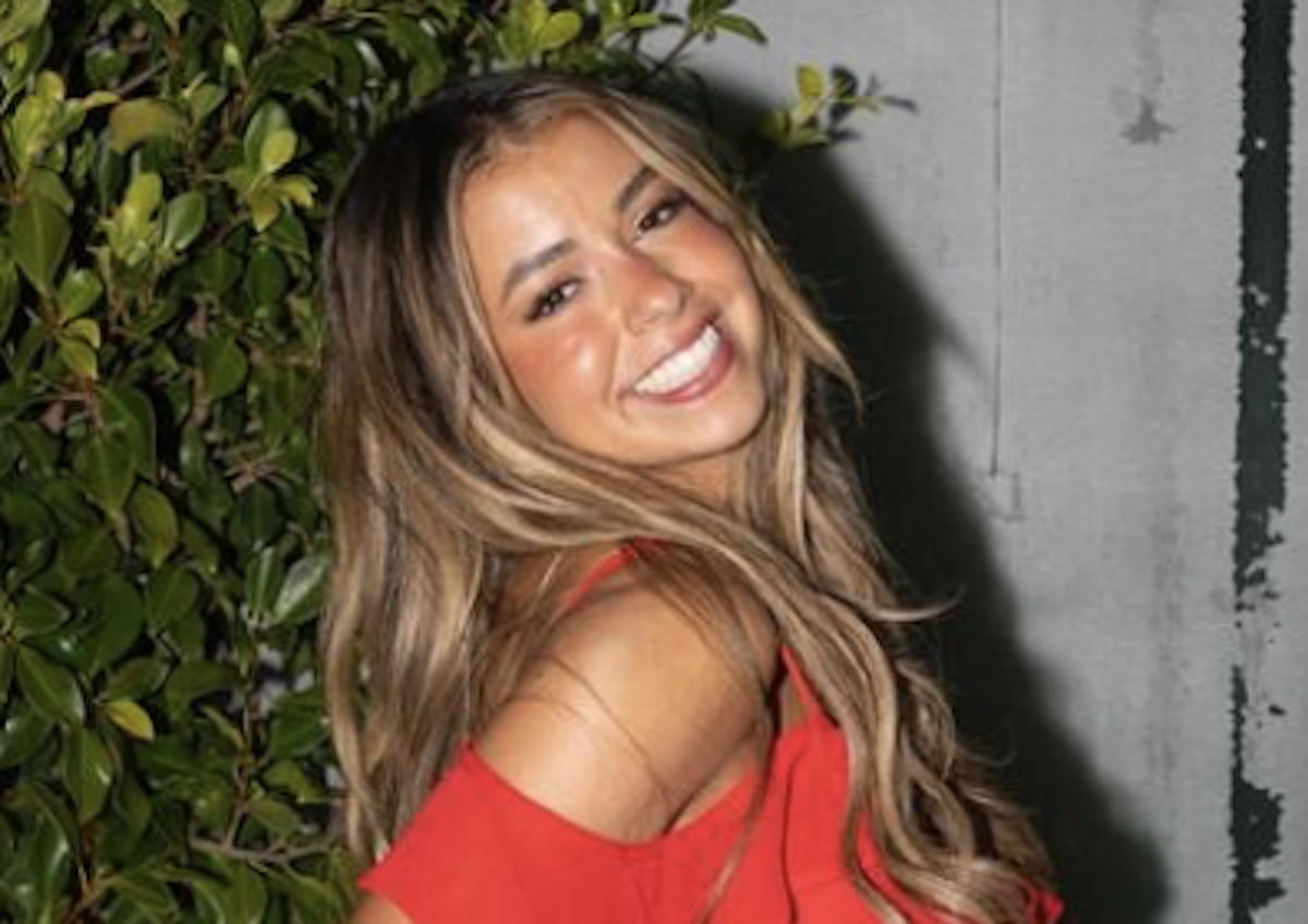 Jen Affleck Momtok "Mormon Wives" Star Jen Affleck in Two-Piece Workout Gear Says "Momtok