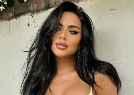 Influencer Kelsie Jean Smeby in Two-Piece Workout Gear Says “Embrace the Burn”