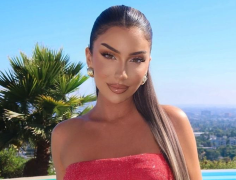 Influencer Lauren Blake in Two-Piece Workout Gear Shares "Full-Body Burn"