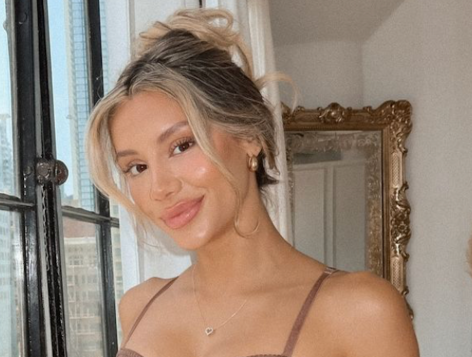 Influencer Mariana Morais in Two-Piece Workout Gear is “Starting a New Program”