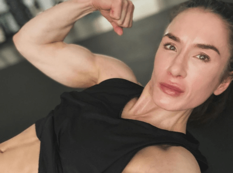 Bodybuilder Pauline Nordin in Two-Piece Workout Gear Shares Push-Up Workout