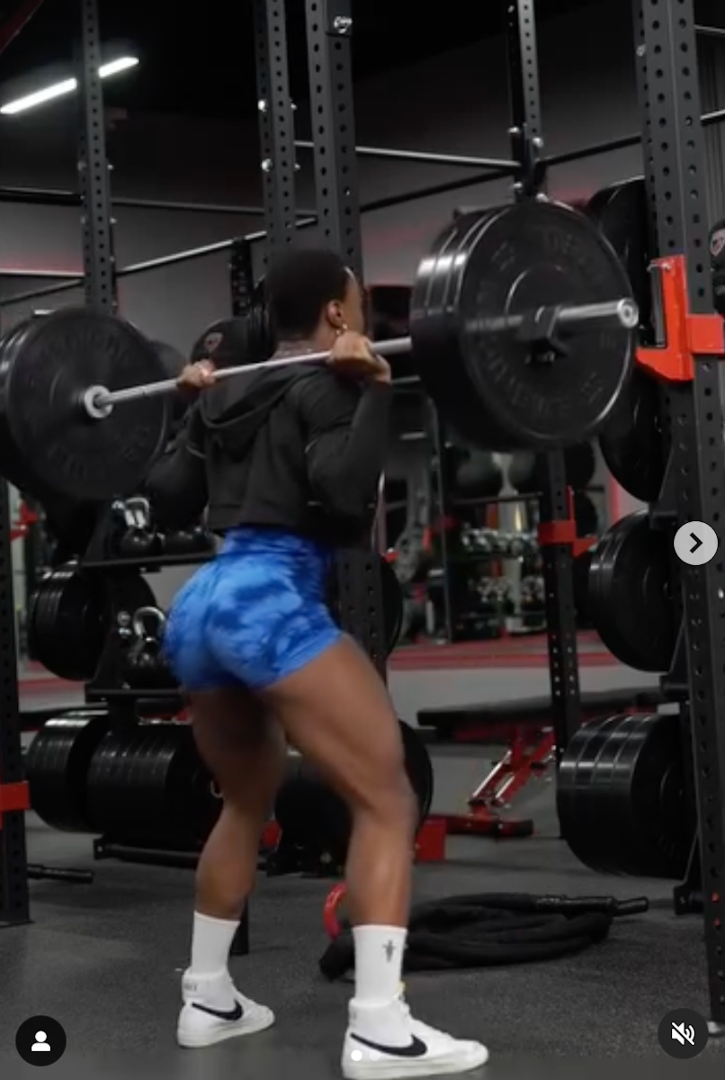 Bodybuilder Shanique Grant In Two-piece Workout Gear Does Cardio