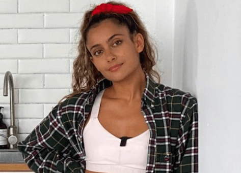 Influencer Shona Vertue in Two-Piece Workout Gear Shares "Flexibility Routine"