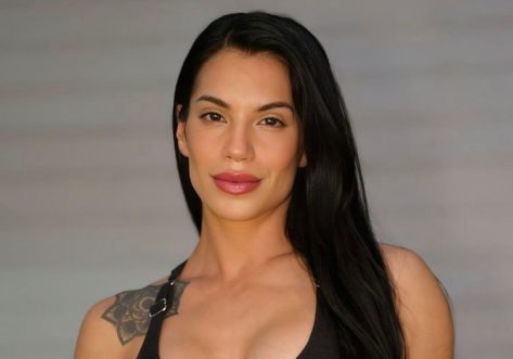 Bodybuilder Aimee Delgado in Two-Piece Workout Gear Has “Upper Body Day”
