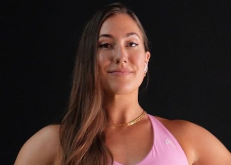 Fitness Trainer Airin Avery in Two-Piece Workout Gear Shares “4×12 Workout Advice”