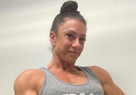 Bodybuilder Danielle Rose in Two-Piece Workout Gear Does "Back Day"