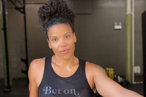 CrossFit Athlete Elisabeth Akinwale in Two-Piece Workout Gear Shares “Core Workout”