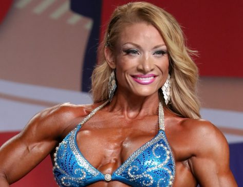 Bodybuilder Wendy Fortino in Two-Piece Workout Gear Pulls Out "Mental Paintbrush"