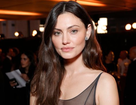 The Originals Star Phoebe Tonkin in Two-Piece Workout Gear Shares Selfie From Sauna