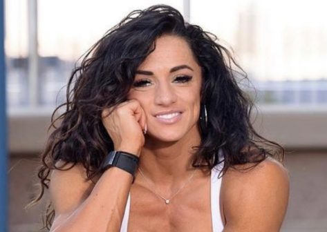 Bodybuilder Heather Dees in Two-Piece Workout Gear Shares “Hypers for Glutes/Hams”
