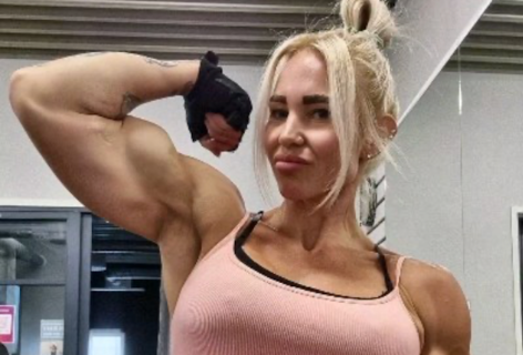 Heidi Vuorela in Two-Piece Workout Gear Says “It’s Friday”
