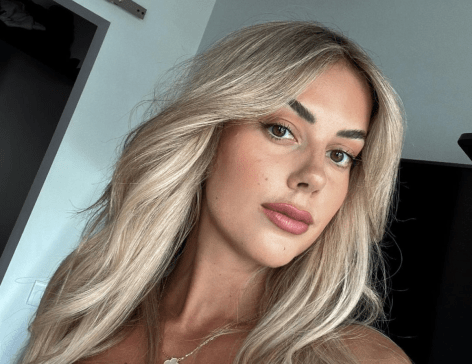 Fitness Trainer Ellie Hoad in Two-Piece Workout Gear Shares “How I Changed My Body in 6 Months”