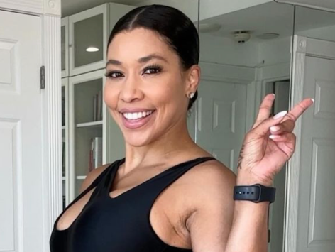 Fitness Influencer Jeanette Jenkins in Two-Piece Workout Gear Shares “Strength + Cardio Workout”
