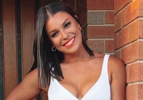 Influencer Kayla Banfield in Two-Piece Workout Gear “Stands With Mountains”