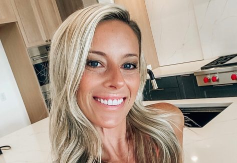 Fitness Trainer Lindsay Huelse in Two-Piece Workout Gear Shares “Secret to Weight Loss in Your 30s”