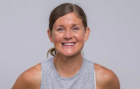 Fitness Trainer Lindsey Bomgren in Two-Piece Workout Gear Shares “Toned Arms Workout”