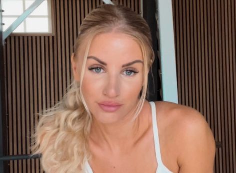 Fitness Influencer Linn Lowes in Two-Piece Workout Gear Shares “Bodyweight Circuit”