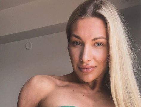 Bodybuilder Melina Keltaniemi in Two-Piece Workout Gear is “Enjoying Life”