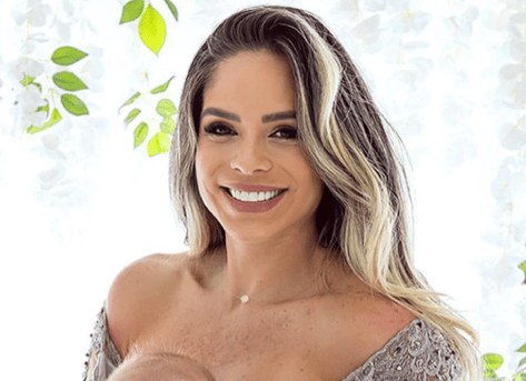 IFBB Pro Michelle Lewin in Two-Piece Workout Gear Says "My Abs are Poppin'"