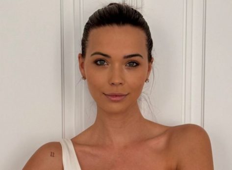 Sandra Kubicka in Two-Piece Workout Gear Helps Moms “Get Back Into Shape”