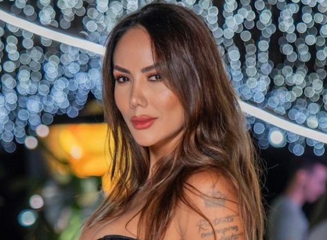 Fitness Influencer Sonia Isaza in Two-Piece Workout Gear Shares “Upper Body Workout”