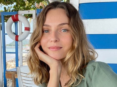 Valentina Zelyaeva in Two-Piece Workout Gear Shares “Today’s Meditation”