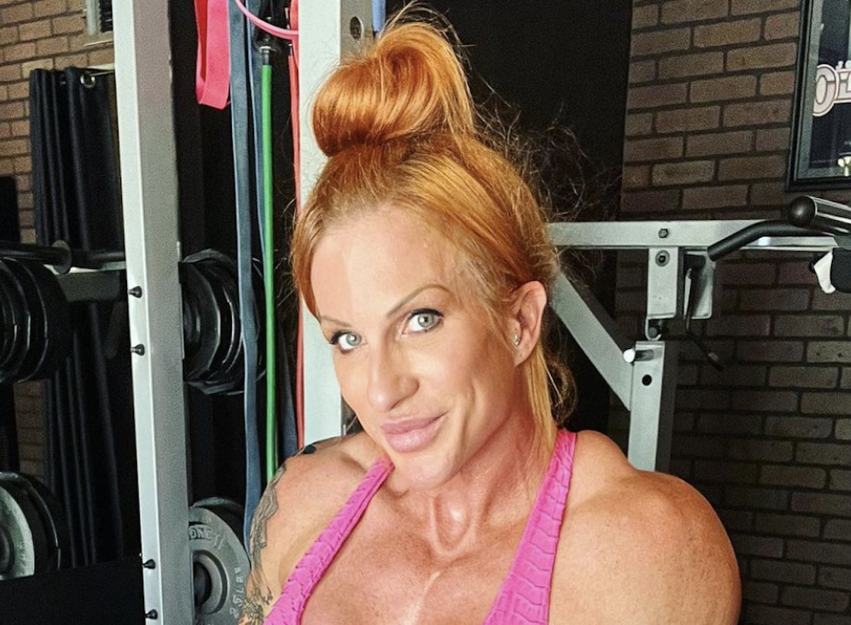 Bodybuilder Zoa Linsey-Kumzak in Two-Piece Workout Gear Shares “Fitness Motivation”